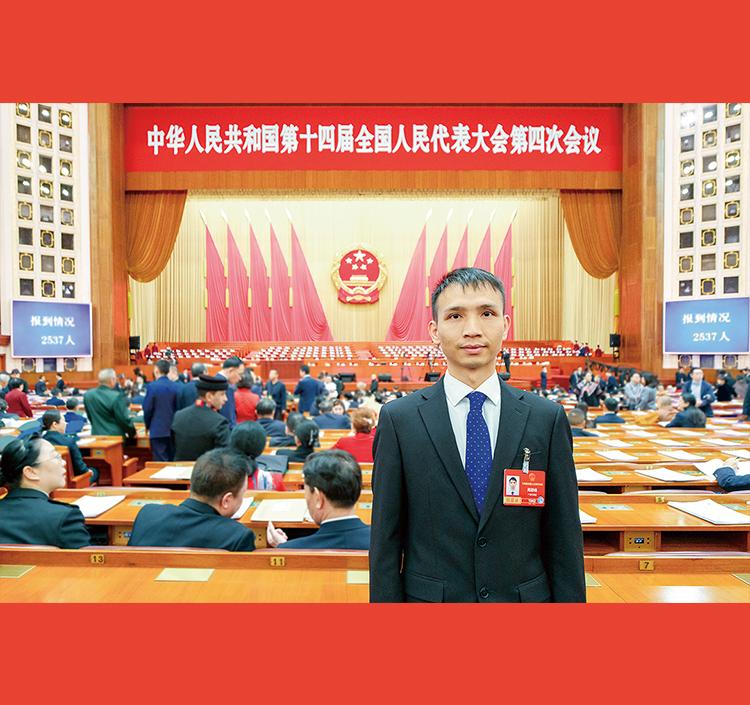 全国人大代表、柳工数控车工首席技师周颖峰参加十四届全国人大四次会议并认真履职建言：以技能成就人生 以奋斗报效祖国